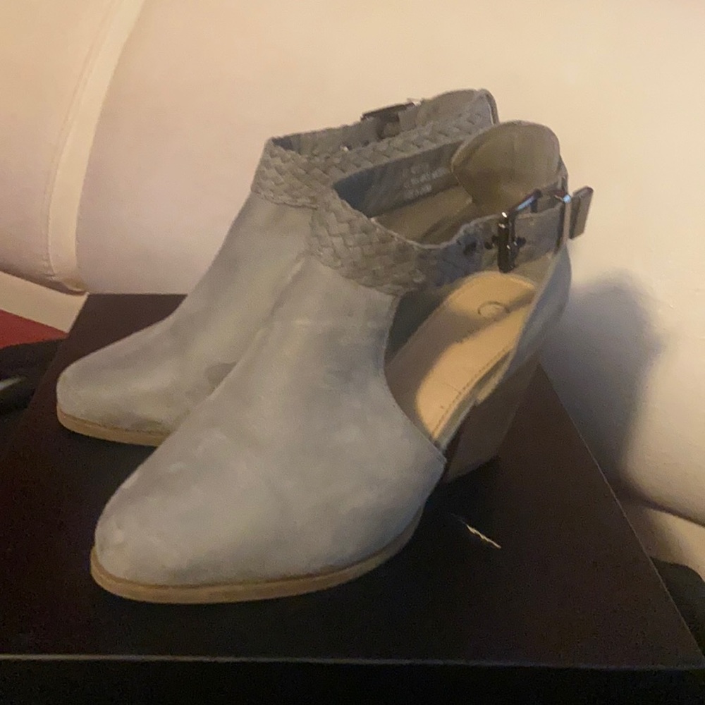 Gray stylish booties with a cut outside in size 8